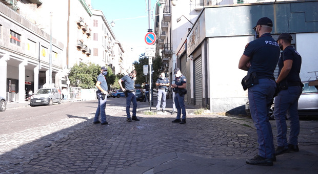 Ragazzo ucciso a Napoli: conflitto a fuoco con la polizia, morto rapinatore minorenne, arrestato il figlio di Genny la Carogna