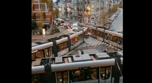 Tre tram fermi all'incrocio: il video della piazza a “triangolo” fa il giro del mondo