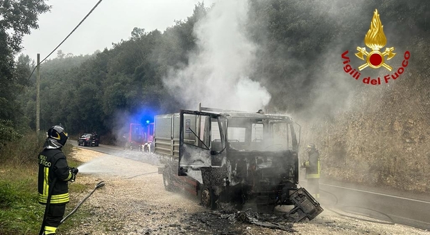 Amelia, furgone in fiamme sulla provinciale. Incendio domato ma autocarro distrutto