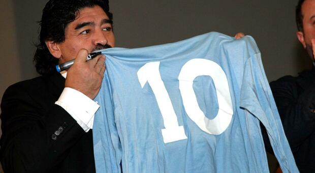 Maradona bacia la maglia azzurra in una delle sue ultime visite a Napoli