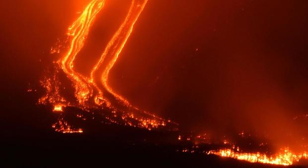 Etna, continua l'eruzione: la terra trema ancora, cinque scosse nella notte