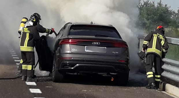 Paura in autostrada: la nuovissima Audi Q8 si incendia all'altezza del casello Foto