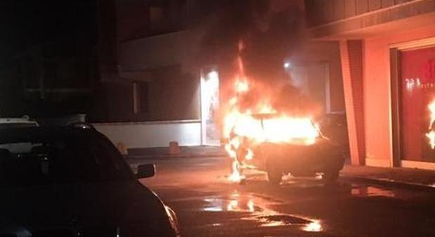 Perseguita la ex e incendia le auto dei suoi amici: arrestato 53enne