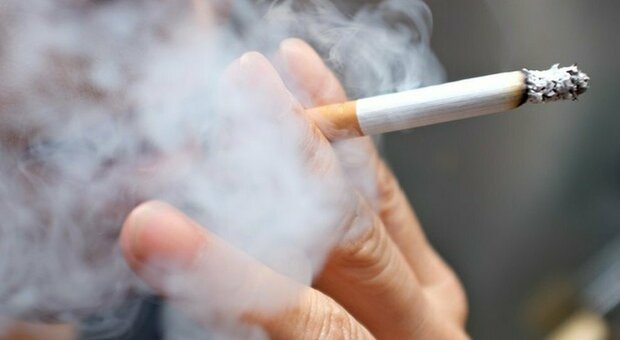 Fumo, gli italiani (81%) preferiscono la sigaretta a tabacco trinciato e E-cig: ecco il rapporto Eurispes