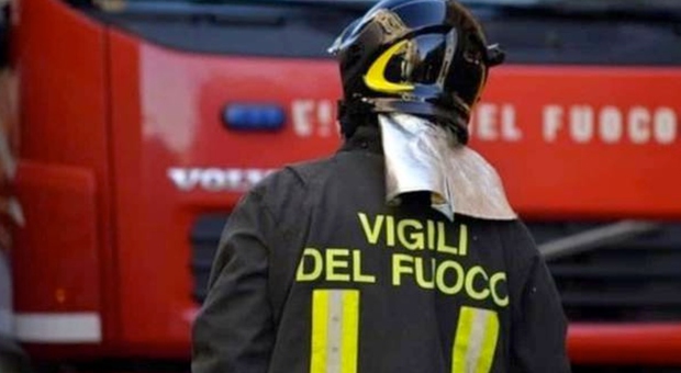 Cade controsoffitto scuola primaria a Milano: bambini rimandati a casa. «Mezzo istituto era allagato»