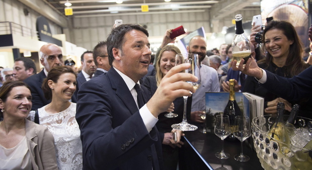 Il premier Matteo Renzi in visita a uno stand di Vinitaly
