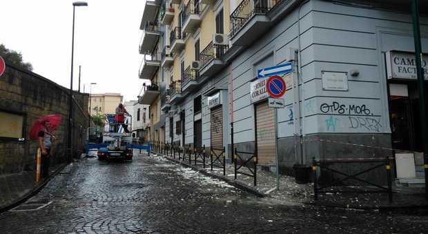 Maltempo a Napoli, crollano calcinacci a Sant'Elmo
