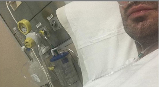 Leonardo Greco in ospedale con la polmonite: «Lacrime agli occhi, mi serve l’ossigeno per respirare». Due tamponi negativi