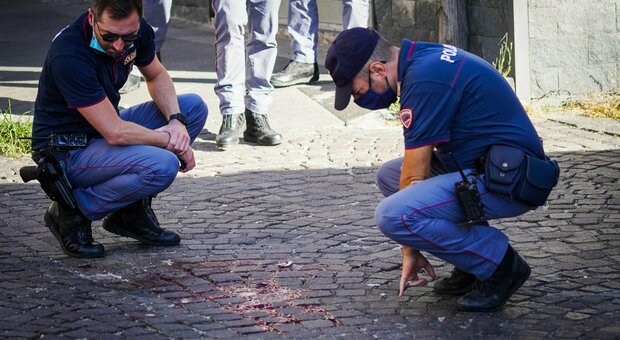 Napoli, polizia sventa una rapina: muore ladro 17enne. Il complice è figlio di Genny 'a carogna
