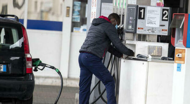 Carburanti, il taglio delle accise in vigore fino all'8 luglio e su metano taglio Iva