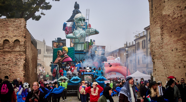 Carnevale di Fano, domenica seconda sfilata da sold out. Programma e tutti i carri (spiegati)