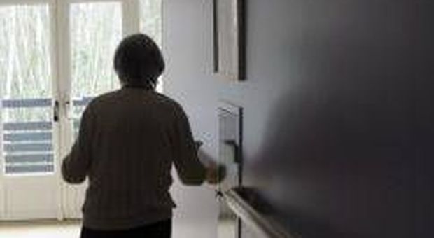 Abusa di anziana con Alzheimer in una clinica: 35enne arrestato