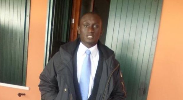 Senegalese aiuta la comunità, rimpatrio revocato: si era mobilitato anche il sindaco leghista
