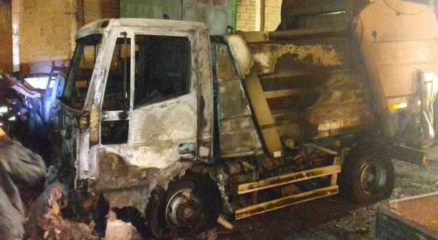 Raid nel Salernitano, dati alle fiamme 4 camion per la raccolta rifiuti
