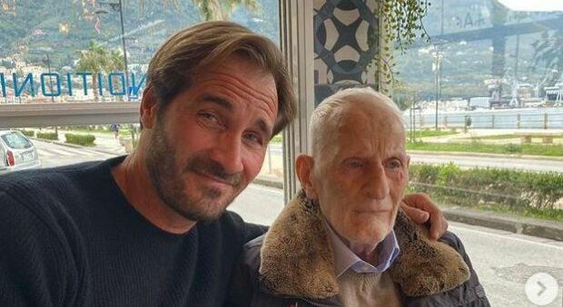 Maurizio Aiello, l'attore di «Un posto al sole» festeggia i 90 anni del papà
