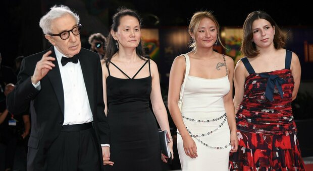 Woody Allen contestato sul red carpet di Venezia, in trenta per un flash mob: «Stupratore»