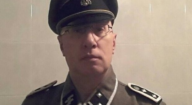 Comandante della polizia locale in divisa da nazista: bufera su Fb