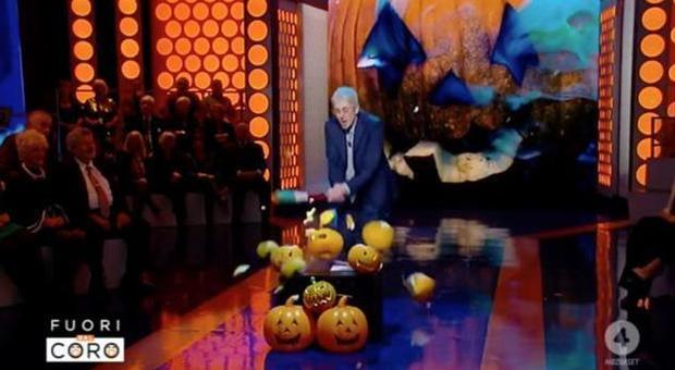 Mario Giordano: «Abbasso Halloween», il conduttore spacca le zucche in diretta tv con una mazza tricolore