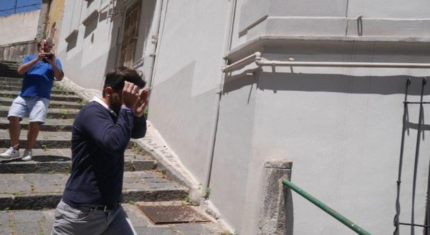 Napoli, preso il rapinatore di Rolex: inchiodato dalle foto dei turisti