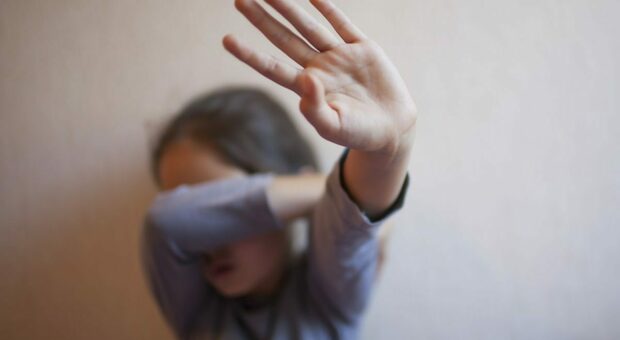 Veste la figlia di 9 anni da coniglietta di Playboy e la "vende" ai pedofili: condannata a 10 anni