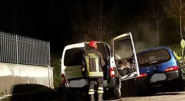 Civitanova: due veicoli a fuoco nella notte, paura ​per una famiglia