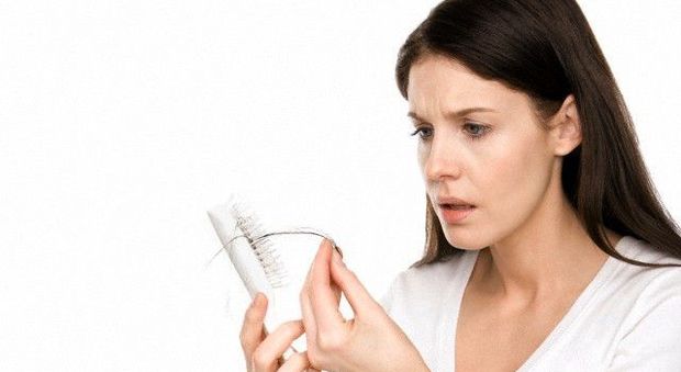 Caduta dei capelli, come contrastarla e prevenirla solo con metodi naturali