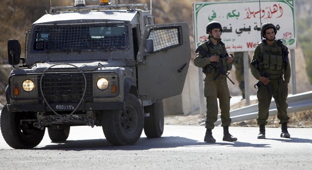 Controlli dei soldati israeliani vicino Hebron