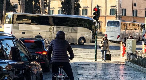 Roma, la rivolta dei bus turistici, Cassese: «Questa protesta limita i diritti di tutti i romani»