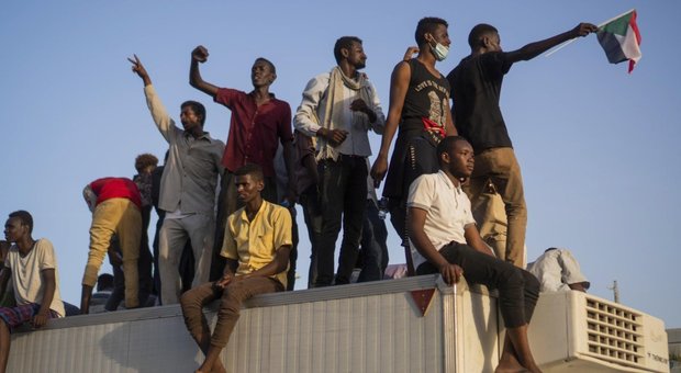 Sudan, colpo di stato, l'esercito assedia il palazzo del presidente