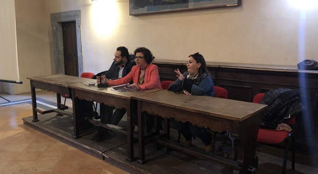 La capogruppo uscente del M5S a Orvieto, Lucia Vergaglia (al centro)