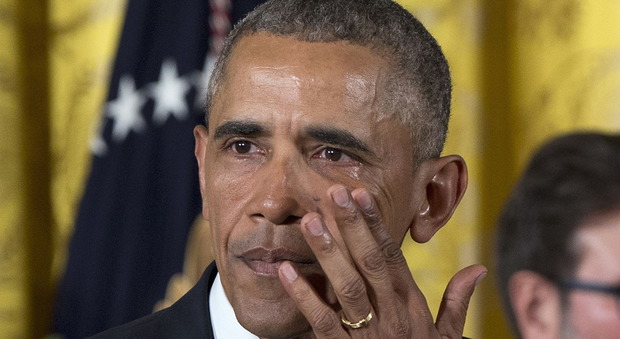 Stretta sulle armi, Obama in lacrime: «Usa ostaggio di lobby, ora basta»