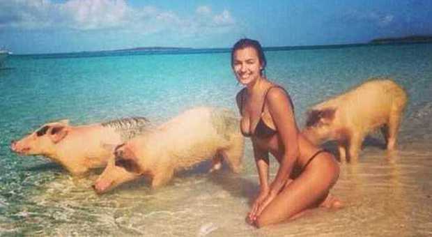 Ronaldo infortunato e Irina in vacanza, la foto al mare della Shayk fa sorridere