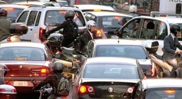 Roma, litigano in mezzo al traffico: tassista scende dall'auto, picchia un operatore dell'Ama e fugge