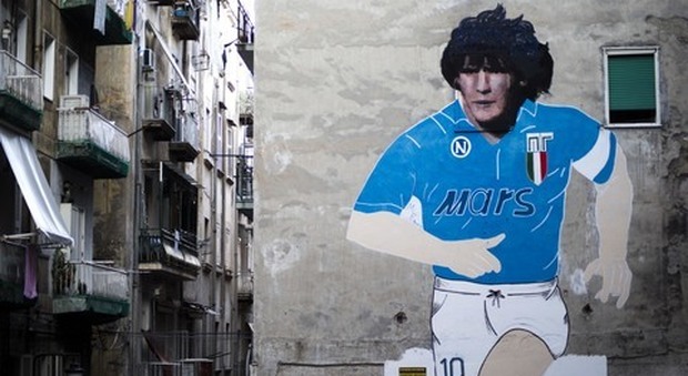 Napoli. Quartieri Spagnoli, Bosoletti ridipinge la testa del murales di Maradona | Foto