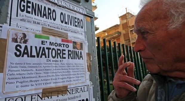 «È morto Salvatore Riina», a Ercolano spuntano manifesti funebri contro il boss
