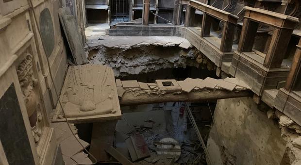 Napoli, choc agli Incurabili: crolla pavimento dietro l'altare della chiesa del '500