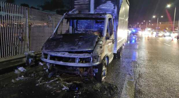 Un camion in fiamme e un'auto in panne: circolazione in tilt sulla Statale