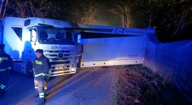 Civita Castellana, autoarticolato si incastra in via Nepesina: traffico bloccato nella notte