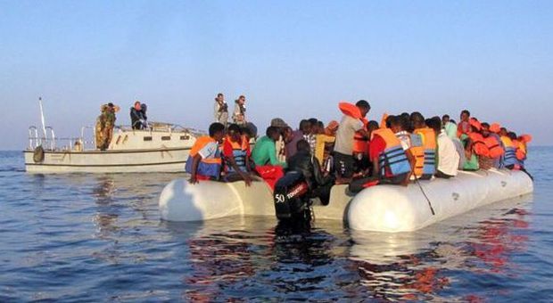 Migranti, recuperati 17 cadaveri su un gommone al largo della Libia
