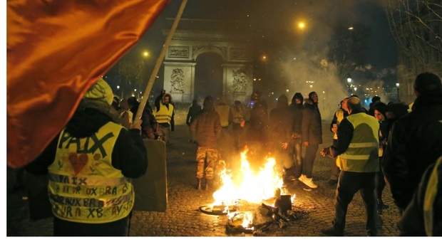 Francia "sotto assedio" dei gilet gialli: ieri 34 arresti e decine di feriti