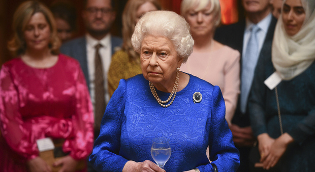 La regina Elisabetta posa con le mani in tasca, la violazione del protocollo che fa impazzire i sudditi