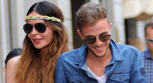 Nina Moric, shopping hippie a Milano col nuovo baby fidanzato Marco