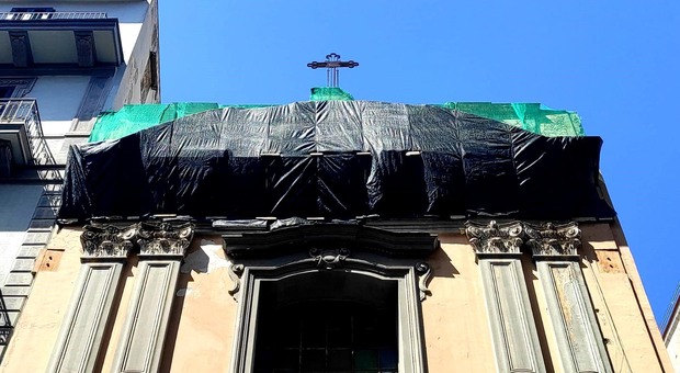 Mezzocannone, pericolo cedimenti dalla chiesa di San Girolamo delle Monache: nuove protezioni