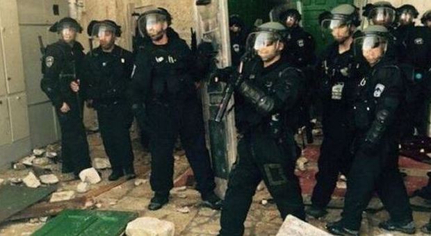 Gerusalemme, scontri in moschea fra palestinesi e polizia israeliana