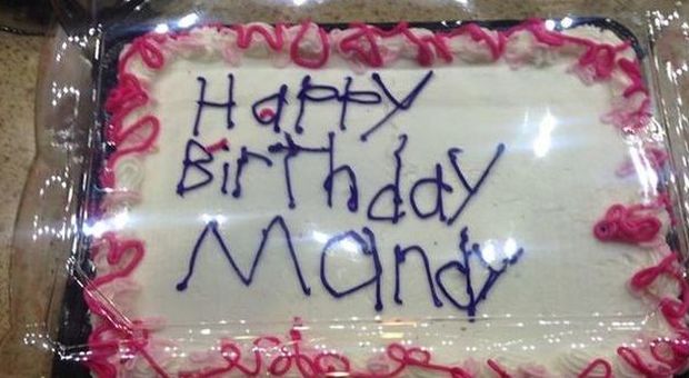 La scritta sulla torta presa in pasticceria non è perfetta. Ma la storia che nasconde, sì -Guarda