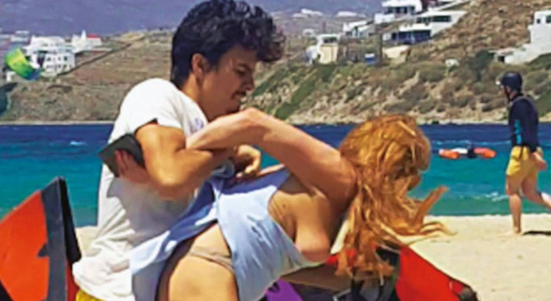 Lindsay Lohan, lite in spiaggia a Mykonos col fidanzato Egor Tarabasov