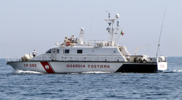 Falla nella barca, 3 diportisti salvati nel golfo dalla Guardia costiera