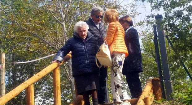 Nonnina terremotata sfrattata: presepe in regalo da Napoli, lo porta Salvini