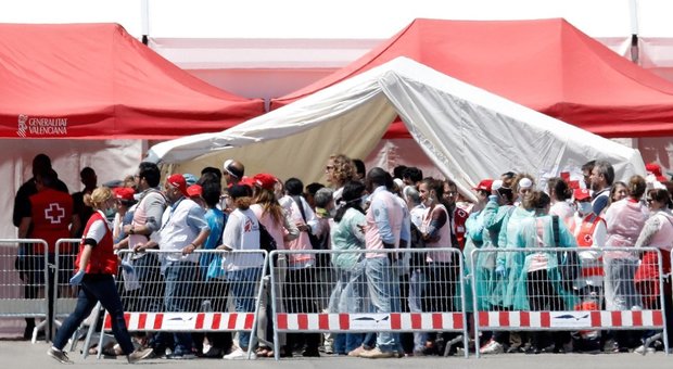 Migranti, Salvini: «Non siamo più gli zerbini. La Spagna ne accolga altri 60mila »