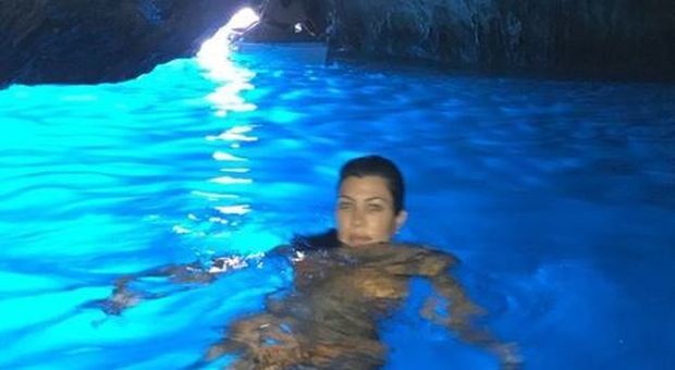 Capri: tuffo nella Grotta Azzurra per Kourtney Kardashian